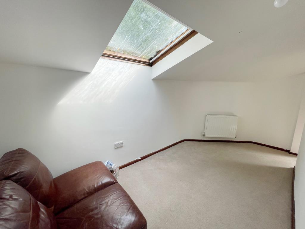 Lot: 106 - DETACHED FORMER GATEHOUSE FOR IMPROVEMENT - Further bedroom with skylight window